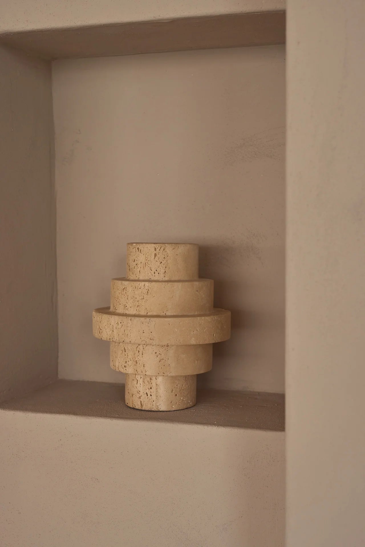 Agano Vaas M | Travertine