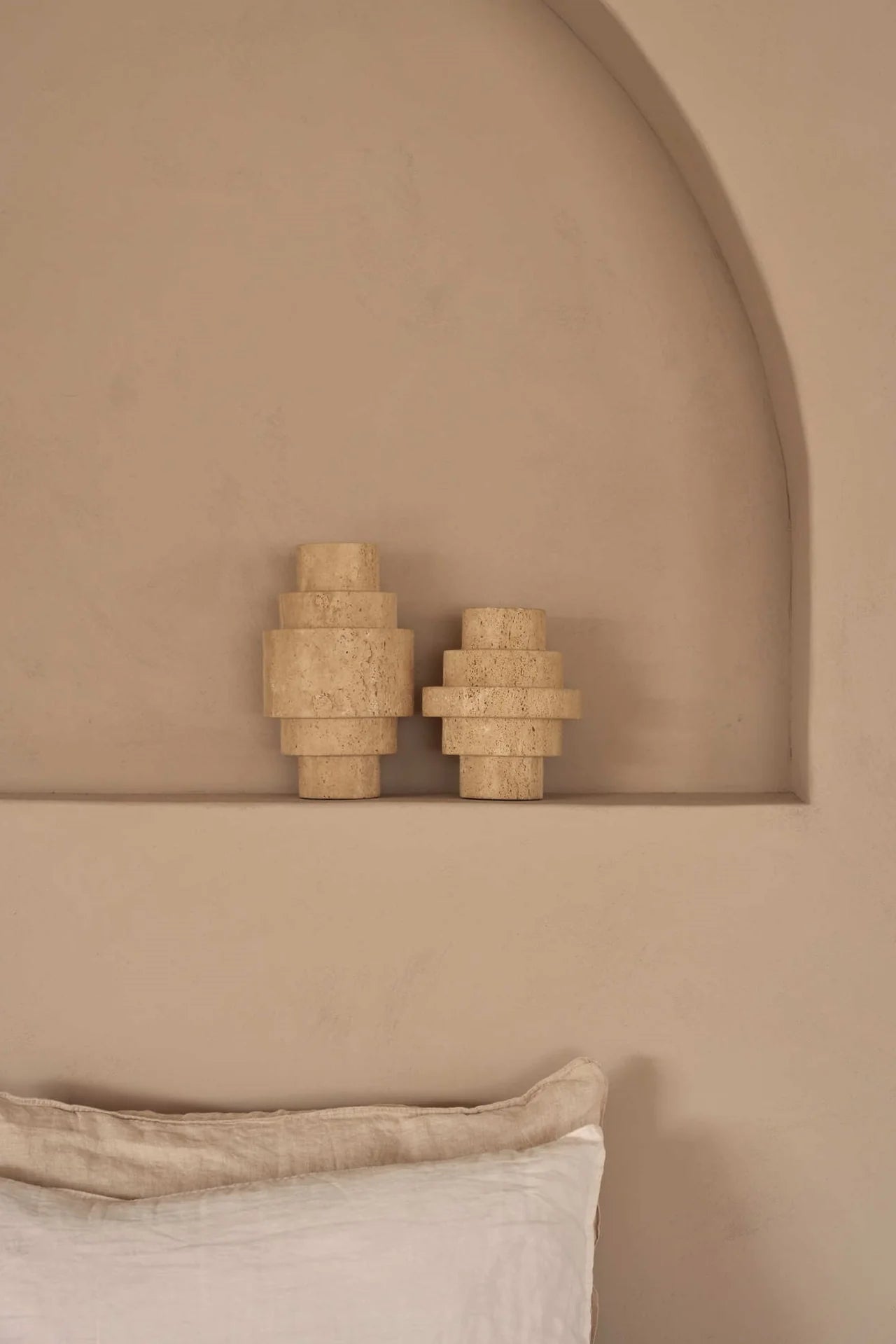Agano Vaas L | Travertine