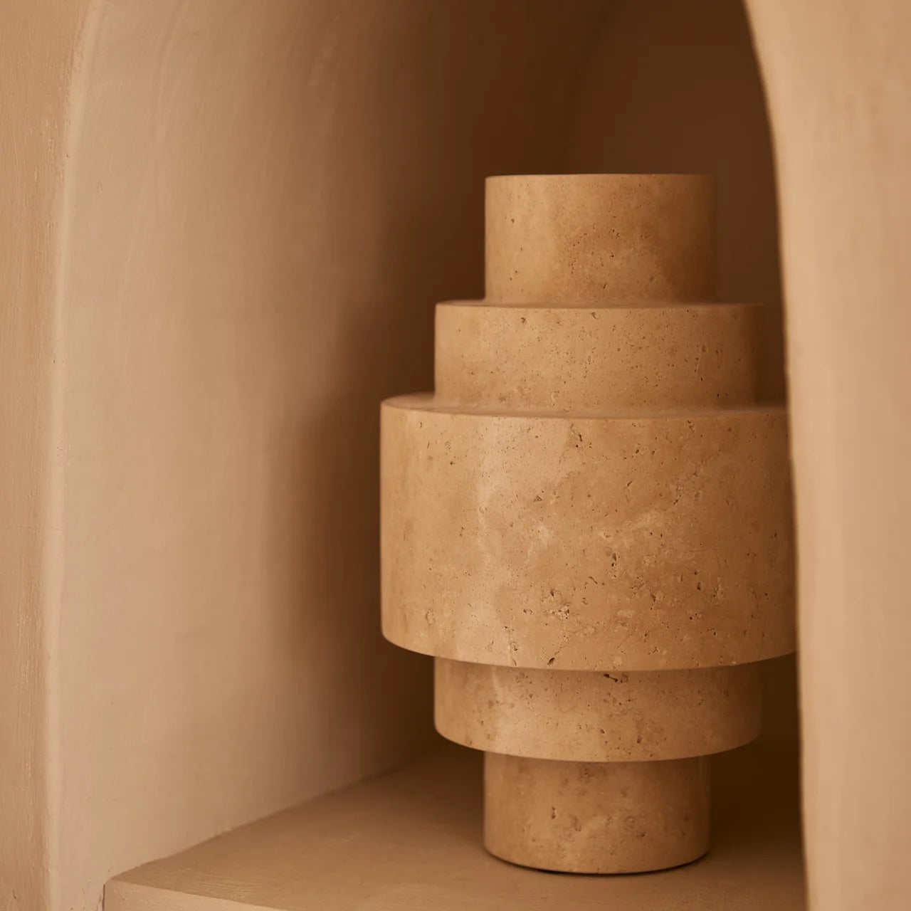 Agano Vaas L | Travertine